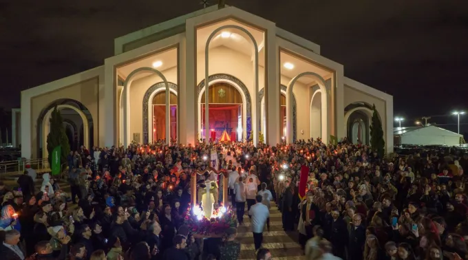 Fiéis recebem a imagem peregrina de são Miguel Arcanjo na basílica santuário Sagrado Coração Misericordioso de Jesus