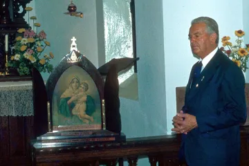 O venerável João Luiz Pozzobon e a imagem da Mãe Peregrina