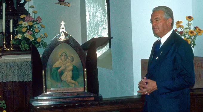 O venerável João Luiz Pozzobon e a imagem da Mãe Peregrina