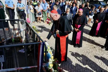 Cardeal Pietro Parolin reza pelas vítimas do elevador da Glória