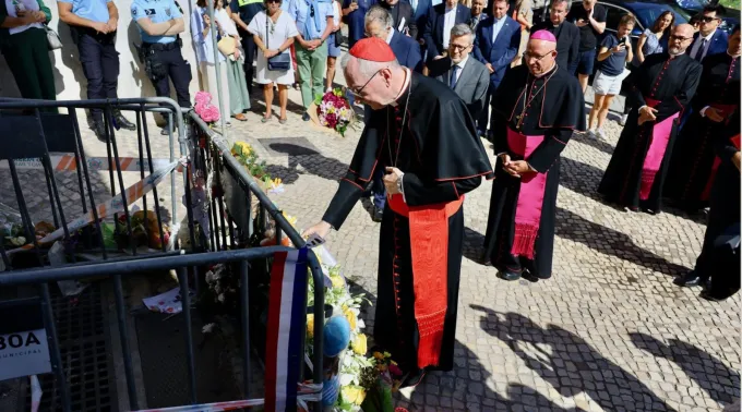 Cardeal Pietro Parolin reza pelas vítimas do elevador da Glória