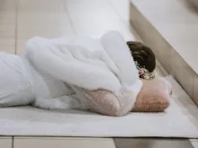 Mariana Guaita prostrada durante a ladainha em sua consagração