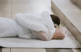 Mariana Guaita prostrada durante a ladainha em sua consagração