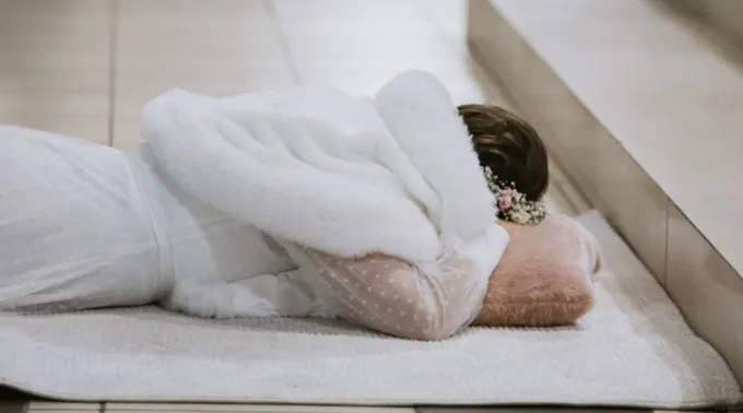 Mariana Guaita prostrada durante a ladainha em sua consagração