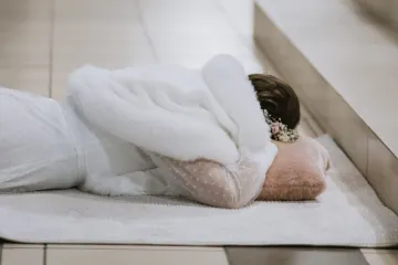 Mariana Guaita prostrada durante a ladainha em sua consagração