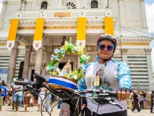 Peregrina chega de bicicleta à basílica santuário de Nossa Senhora de Nazaré
