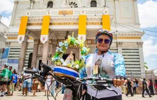 Peregrina chega de bicicleta à basílica santuário de Nossa Senhora de Nazaré