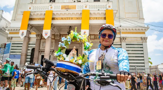 Peregrina chega de bicicleta à basílica santuário de Nossa Senhora de Nazaré