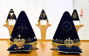 Mantos de Nossa Senhora Aparecida para a festa da padroeira 2025