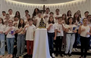 Crianças rezam o terço