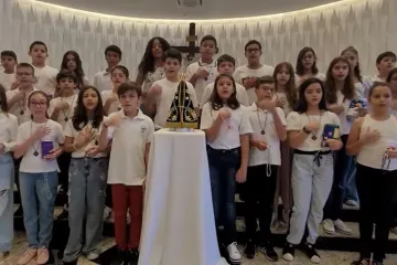 Crianças rezam o terço