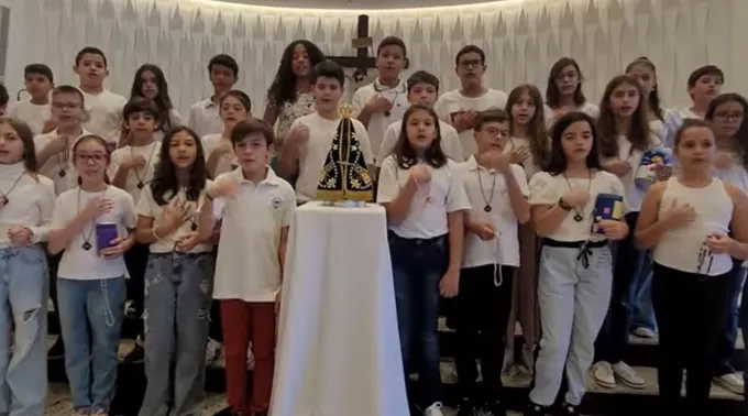Crianças rezam o terço