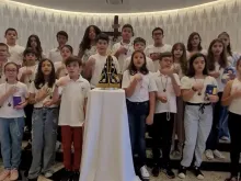 Crianças rezam o terço