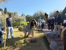Jovens portugueses plantam árvore no Borgo Laudato si'
