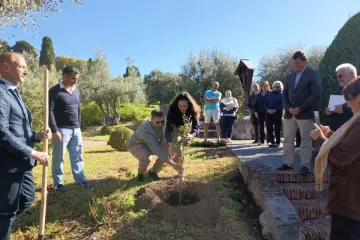Jovens portugueses plantam árvore no Borgo Laudato si'