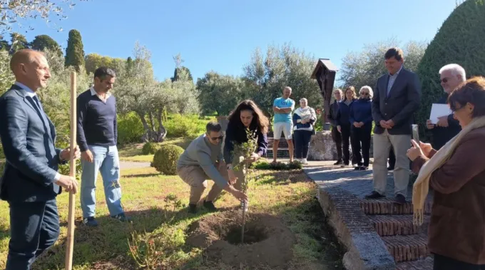 Jovens portugueses plantam árvore no Borgo Laudato si'