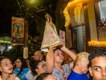 Devoto carrega imagem de Nossa Senhora no Círio de Nazaré 2024