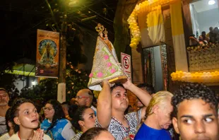 Devoto carrega imagem de Nossa Senhora no Círio de Nazaré 2024