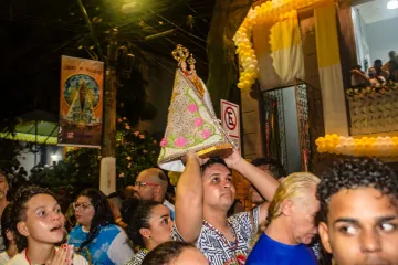 Devoto carrega imagem de Nossa Senhora no Círio de Nazaré 2024