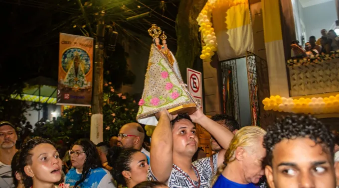 Devoto carrega imagem de Nossa Senhora no Círio de Nazaré 2024