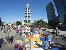 Fiéis confeccionam tapete de Corpus Christi na catedral do Rio de Janeiro