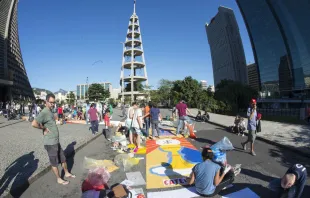 Fiéis confeccionam tapete de Corpus Christi na catedral do Rio de Janeiro