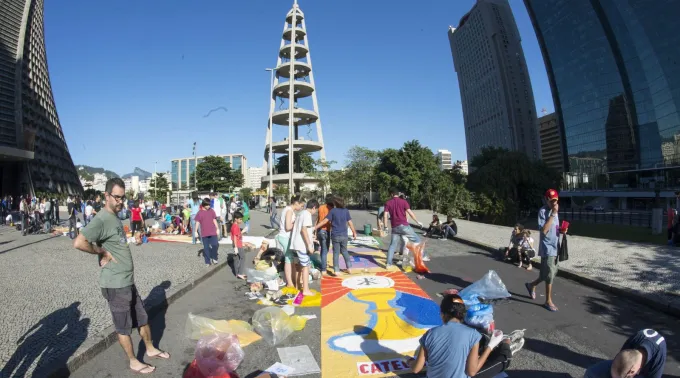 Fiéis confeccionam tapete de Corpus Christi na catedral do Rio de Janeiro