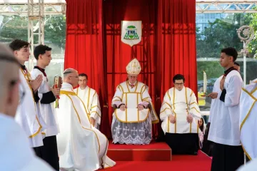 Dom Bernard Fellay celebra missa no Rio de Janeiro