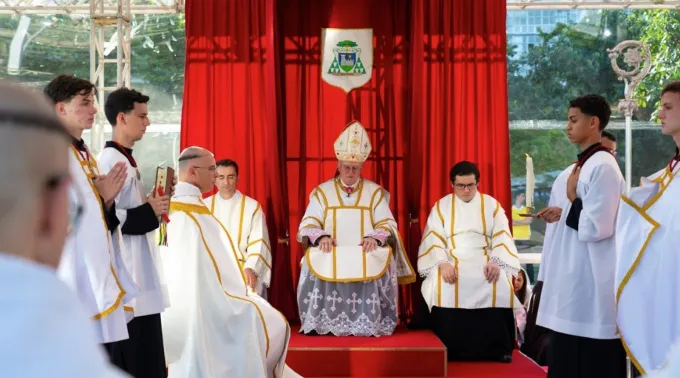 Dom Bernard Fellay celebra missa no Rio de Janeiro