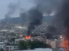 Registro de moradores de colunas de fumaça em barricadas no Rio de Janeiro