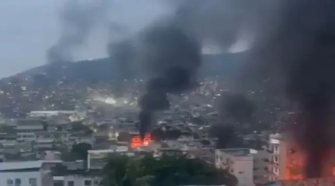 Registro de moradores de colunas de fumaça em barricadas no Rio de Janeiro