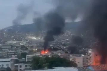 Registro de moradores de colunas de fumaça em barricadas no Rio de Janeiro
