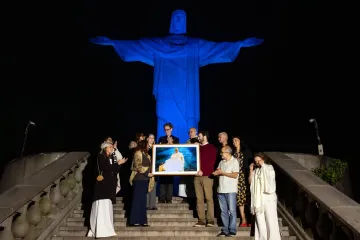 Água de gelo abençoado pelo papa Leão XIV é levada ao Cristo Redentor