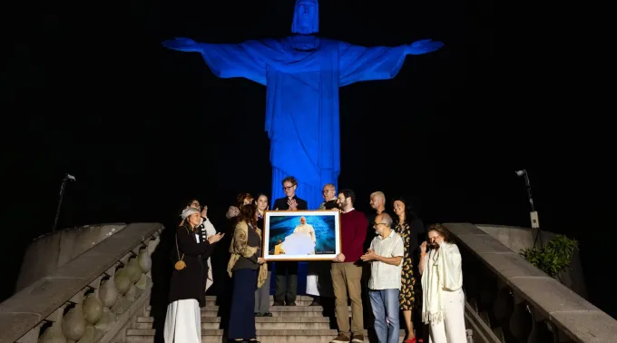 Água de gelo abençoado pelo papa Leão XIV é levada ao Cristo Redentor