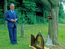 O venerável João Luiz Pozzobon rezando o terço