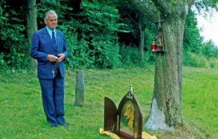 O venerável João Luiz Pozzobon rezando o terço