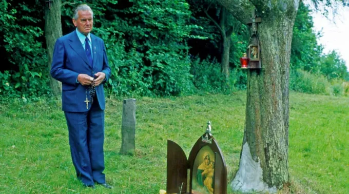 O venerável João Luiz Pozzobon rezando o terço