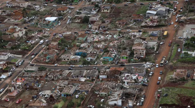 Cidade de Rio Bonito do Iguaçu (PR) atingida por tornado
