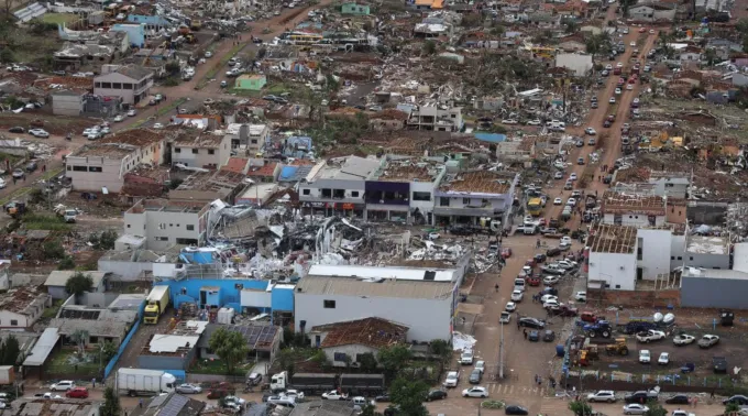 Cidade de Rio Bonito do Iguaçu (PR) atingida por tornado