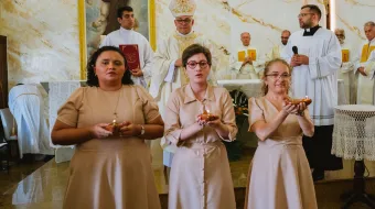 As candidatas à ordem das virgens da arquidiocese de Fortaleza, Samara, Vitória e Roberta, no rito de admissão em agosto de 2025