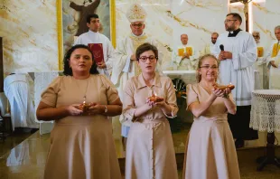 As candidatas à ordem das virgens da arquidiocese de Fortaleza, Samara, Vitória e Roberta, no rito de admissão em agosto de 2025