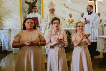 As candidatas à ordem das virgens da arquidiocese de Fortaleza, Samara, Vitória e Roberta, no rito de admissão em agosto de 2025
