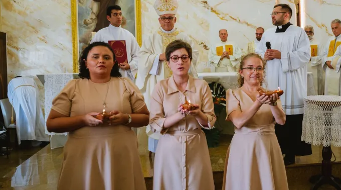 As candidatas à ordem das virgens da arquidiocese de Fortaleza, Samara, Vitória e Roberta, no rito de admissão em agosto de 2025