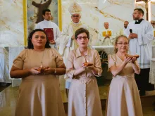 As candidatas à ordem das virgens da arquidiocese de Fortaleza, Samara, Vitória e Roberta, no rito de admissão em agosto de 2025