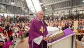 Primeira missa sem transmissão do padre Júlio Lancellotti vira protesto contra o arcebispo de São Paulo
