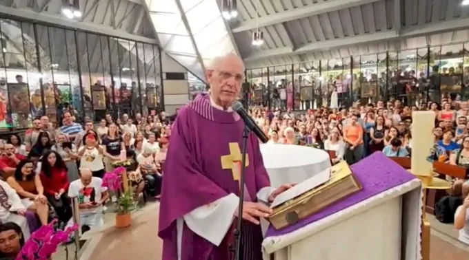 Padre Júlio Lancellotti na missa de 21 de dezembro
