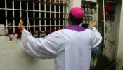 Bispo de São João del-Rei celebra Natal com detentos