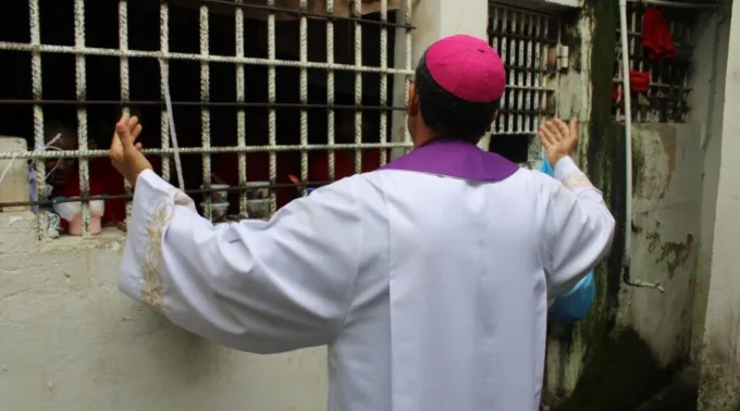 Dom José Eudes em visita a um presídio para celebrar o Natal