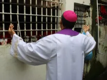 Dom José Eudes em visita a um presídio para celebrar o Natal