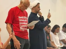 O deputado estadual Eduardo Suplicy (PT-SP) e o xeque muçulmano Rodrigo Jalloul na missa de Natal de padre Júlio Lancellotti